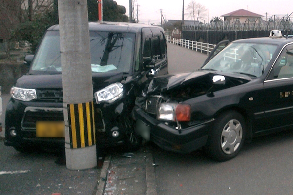 自動車事故のイメージ写真