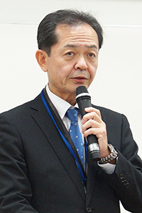 開会あいさつする斉藤浩幸事務開発部長