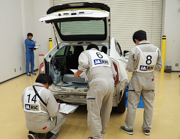 真剣な眼差しで「見積競技」を行うフロントマンたち