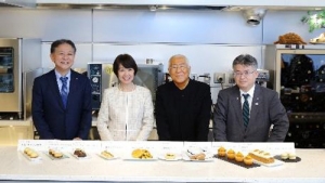 審査委員長の服部幸應会長（右から2人目）らが審査.jpg