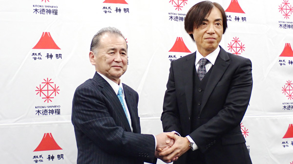 合弁会社「日本精米センター」設立に際し握手を交わす木徳神糧の鎌田慶彦社長（左）と神明の藤尾益雄社長（11月10日、東京都内）都内）