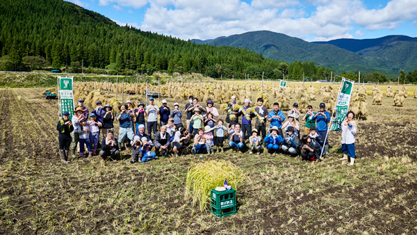 2025年の稲刈り交流会。刈り残した12株の稲は大人1日3食分の米を表わす（撮影：寺澤太郎）