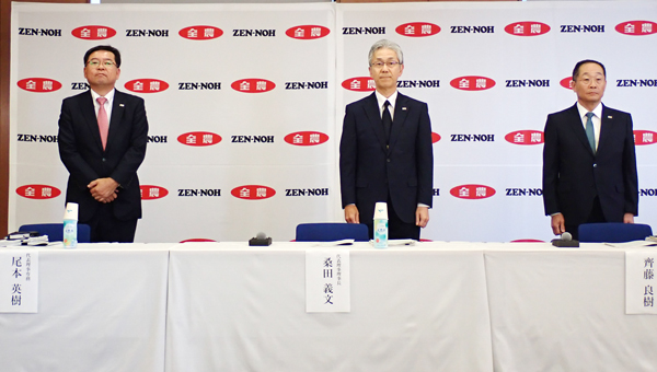 総代会後の記者会見に臨む桑田義文全農理事長（＝中央）。右は齊藤良樹専務、左は尾本英樹専務
