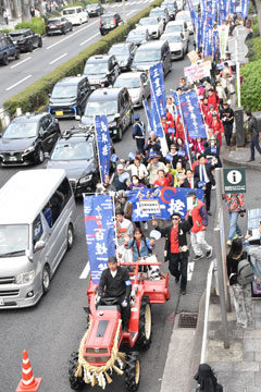 「農家に欧米並みの所得補償を」と訴えた「令和の百姓一揆」トラクターデモは共感の輪を広げた（3月30日、東京都内）