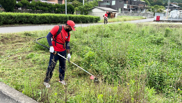 草が伸び放題の荒地を田んぼに蘇らせた