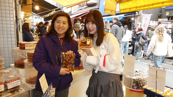 吉岡屋総本店を訪問した高柳明音さん