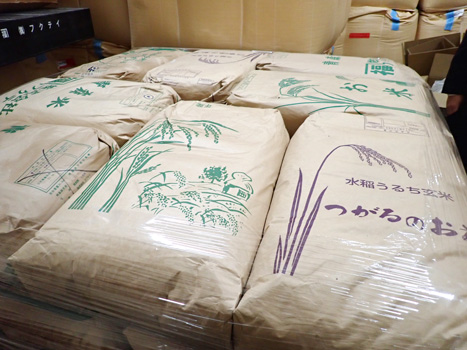 紙袋に入った2025年産米。同社では「まっしぐら」「青天の霹靂」「あさゆき」「つがるロマン」を扱う