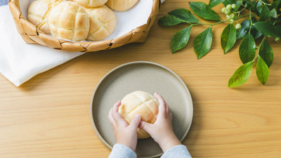 こめ油と米粉使用「もっちり米粉のミニメロンパン」新発売　築野食品_01s.jpg