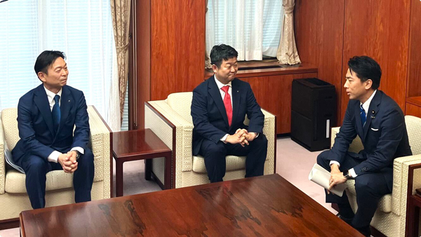 アイリスオーヤマの幹部と小泉農相（右）が意見交換