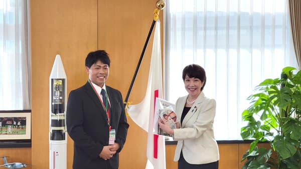 木川さん（左）と高市経済安全保障担当大臣