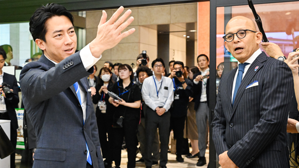 ファミリーマートの担当者から話を聞く小泉農相