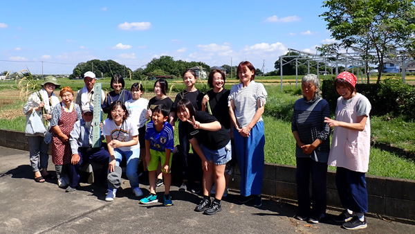 稲刈り交流に参加した産直友の会会員と地元農家のみなさん（9月7日、埼玉県加須市）