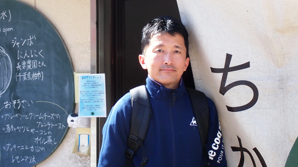 小泉大臣の視察で声を上げた今野徹さん。青果店「野菜のちから」前で（東京都江東区）