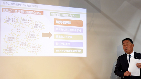 持続可能な農業には適正な価格形成や農業収入の安定が必要とマスコミ各社の記者に説明する八木岡努ＪＡ茨城県中央会会長（5月26日、茨城県水戸市内）