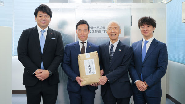 熟成保管庫前を披露した泉大津市の南出市長（中央左）と東洋ライスの雜賀慶二社長（同右）