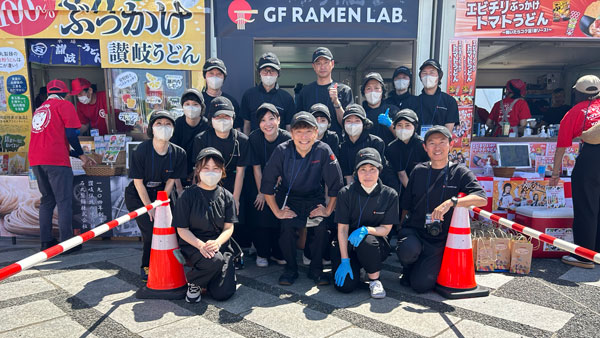 イベントに参加したスタッフ。中央が「TSURUMEN」店主の大西益央さん