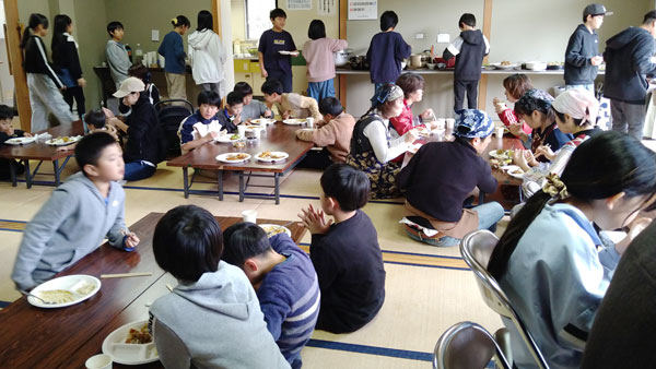 玄米メニューを味わう子ども食堂の利用者