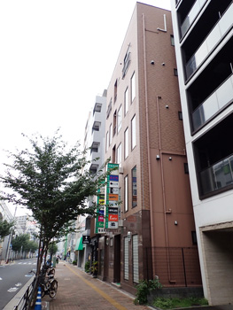「期間限定で60％オフ」サイトに記載された住所には茶色のビルが建っていた