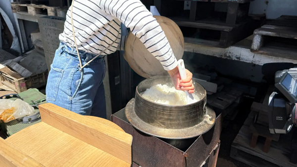 同社開発「にわ先かまど」で炊飯体験