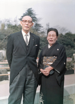 創業者の今井與三郎さん(左)とが妻さきさん