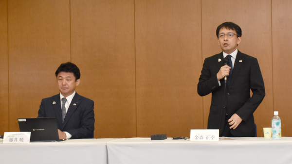 あいさつするＪＡ全農の金森正幸常務（右）と藤井暁米穀部長