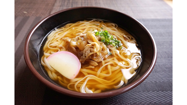 温かいつゆと麺との絡みもよく、肉うどん風（写真）やカレーうどん風などアレンジの幅が広がる