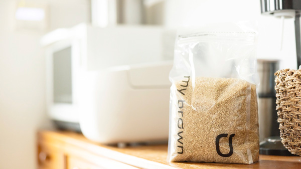 ジップ付き保存袋に入った「mybrown」の米は使いやすい1.8kgで届く