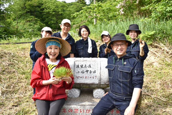 記念碑にて、小林幸子さん、江口文陽学長（右手前）、上岡美保副学長（奥中央）、東京農業大学の学生ら