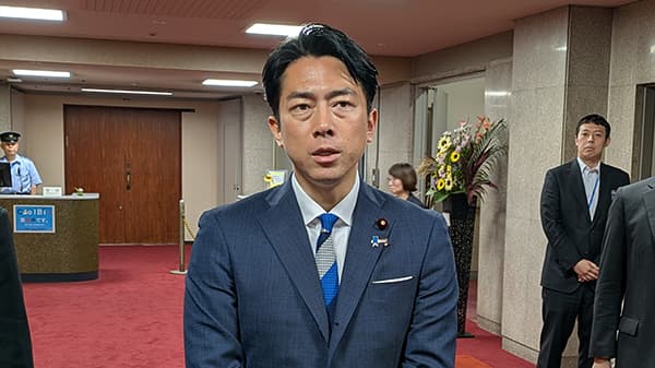 6日夜、大臣室前で取材に応じる小泉農相