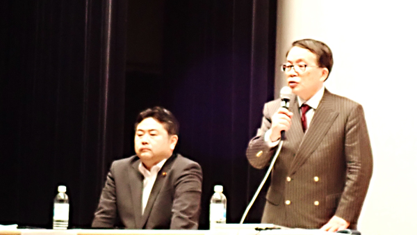 ごはん会議in坂戸で参加者の質問に答える鈴木宣弘・東京大学特任教授。左はれいわ新選組の高井崇志幹事長（5月24日、埼玉県坂戸市）