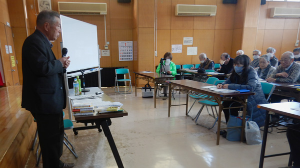 米について話す筆者（1月18日、茨城県つくば市の並木交流センター）