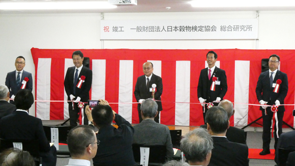関係者によるテープカット（左から中井社長、尾室課長、井出会長、中原市長、森井常務執行役員）
