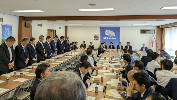 自民党の会合で謝罪する農水幹部（左）