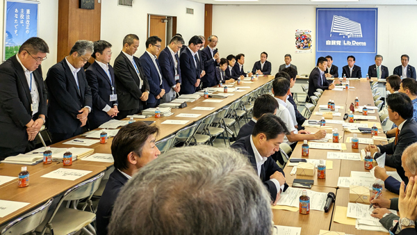 自民党の会合で謝罪する農水幹部（左）