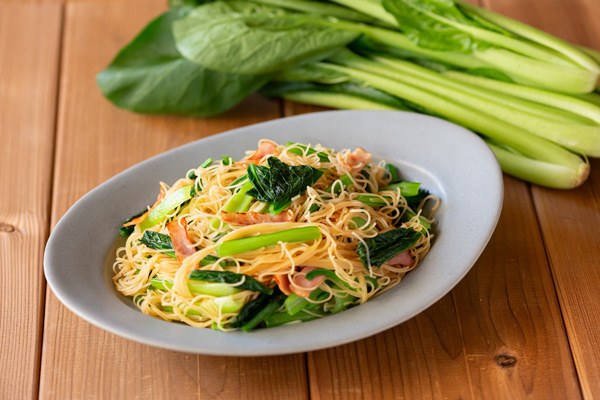 「BE KOBE 農産物」コラボレシピの「小松菜とベーコンの焼ビーフン」