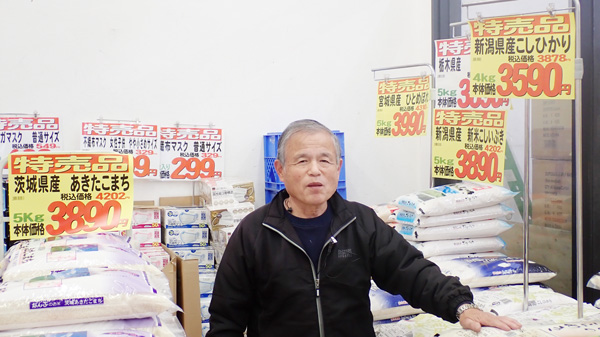 特売の銘柄米（いずれも新米）売り場に立つスーパー・マルサンの小澤清さん（埼玉県久喜市）