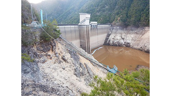 乾いた斜面がむき出しになった宇連ダム（3月16日、水資源機構豊川用水総合管理所ホームページ）