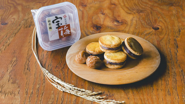 新発売の「さっくりなめらか贅沢あんこサンドクッキー宝梅（南高梅）」