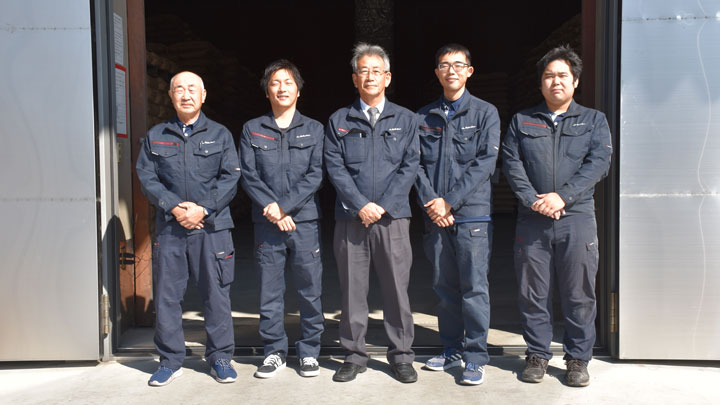 左から磯貝勝さん、佐竹俊亮係長、伊藤英雄課長、山崎隼斗さん、石川琢翔さん
