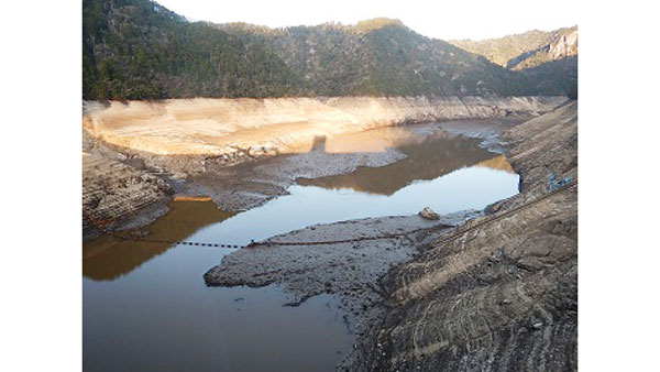 貯水率0％になり宇連ダムの底が姿を見せた（3月16日、水資源機構豊川用水総合管理所ホームページ）