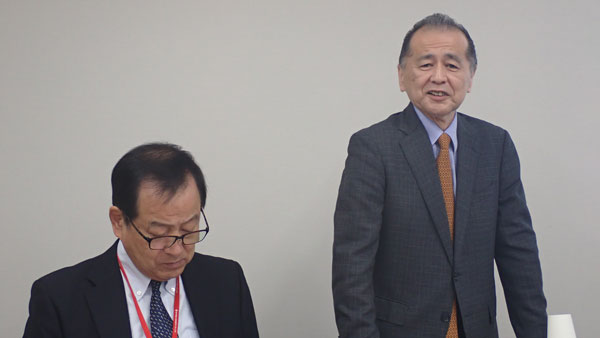 「安定価格が生産「生産者と消費者の架け橋」になると語る木徳神糧の鎌田慶彦社長。左は竹内信夫会長