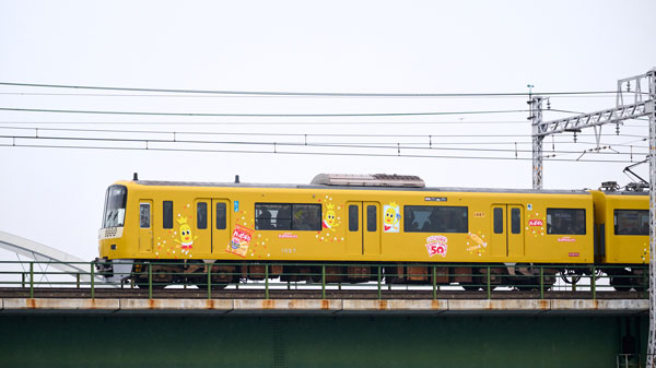 「ハッピーターントレイン」の外装ラッピング