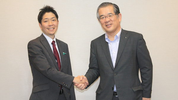 グリーンの戸上崇CEO（左）とヤマタネの河原田岩夫社長