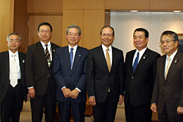 （左から）香川法男参事、吉永専務、成清理事長、王氏、中野会長、神出専務