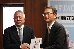 小林昭榮岩手県信用漁業協同組合連合会代表理事会長（左）と奥常務