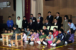 学童机・椅子を前に、全校生徒、教員、農林中金福岡支店、宮崎県森連などの関係者