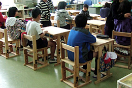 宮崎県・浦之名小に学童机・椅子寄贈　農林中金