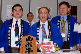 ＪＡみちのく村山の荻野雅人さん（中央）。1000頭を飼養する、地域でも屈指の大規模をほこる畜産生産者だ。