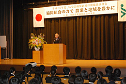 訓話を行う萬歳会長
