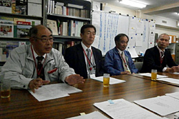 東京・霞ヶ関の農林水産省内で記者会見する左から渡邊永治さん、武田利和さん、鈴木博之さんと花澤俊之弁護士